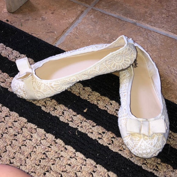 💕Cream coloured floral flats 💕 - Picture 1 of 4